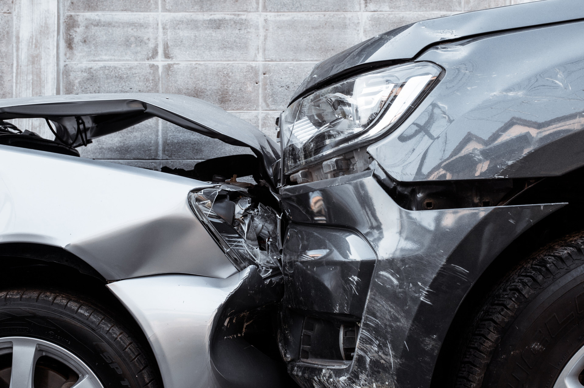 Zwei beschädigte Fahrzeuge nach einem Auffahrunfall